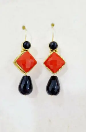 Onyx and crystalloid earrings worked with brass