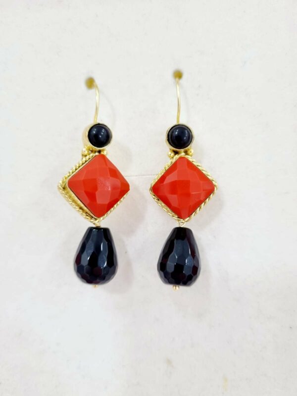 Onyx and crystalloid earrings worked with brass