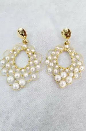 Handgefertigte Ohrringe aus Messing und Majorca-Perlen. Länge 6,5 cm, Gewicht 6,6 g