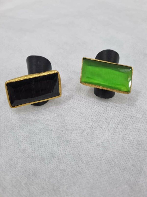 Adjustable rectangular cat's eye and brass rings Measurements 4cm x 2cm Available colors black, green.