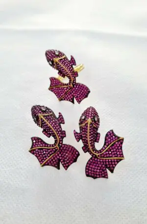 Separable set of earrings and adjustable ring fish with fuchsia zircons worked on brass. Earrings: Weight 5 g, length 3cm Price of earrings €40 Price of ring €30 Set €65 Choose the purchase combination you prefer