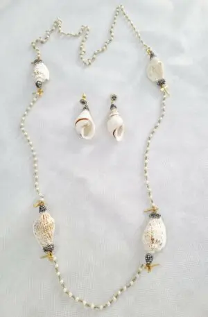 Set aus langer Halskette und Ohrringen aus Majorca-Perlen, Muscheln, Markasit und Messinglibellen. Halskettenlänge 120 cm. Ohrringgewicht 5,5 g. Ohrringlänge 7 cm