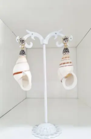 Set aus langer Halskette und Ohrringen aus Majorca-Perlen, Muscheln, Markasit und Messinglibellen. Halskettenlänge 120 cm. Ohrringgewicht 5,5 g. Ohrringlänge 7 cm
