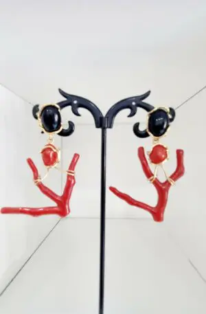 Earrings made with onyx and coral and mounted in gold-plated 925 silver. Weight 5.5g Length 5.5cm