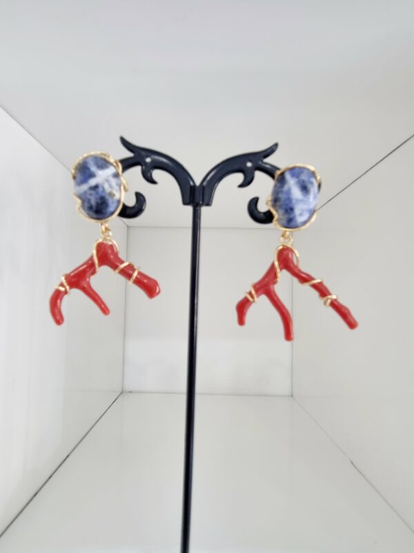 Earrings made with lapis lazuli and coral mounted with gold-plated 925 silver. Weight 4.3 g Length 4 cm