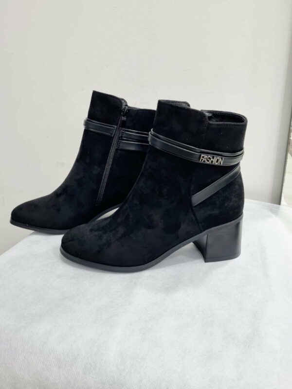 Suede ankle boot with heel height 6cmx5.5cm. Side zip. Non-slip sole. Black colour
