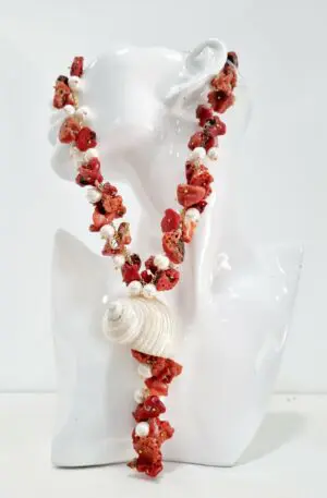 Collier ras du cou avec touffe réalisé à la main avec du corail, des perles d'eau douce et un coquillage sur chaîne en laiton longueur ras du cou 46cm, pendentif 10cm.