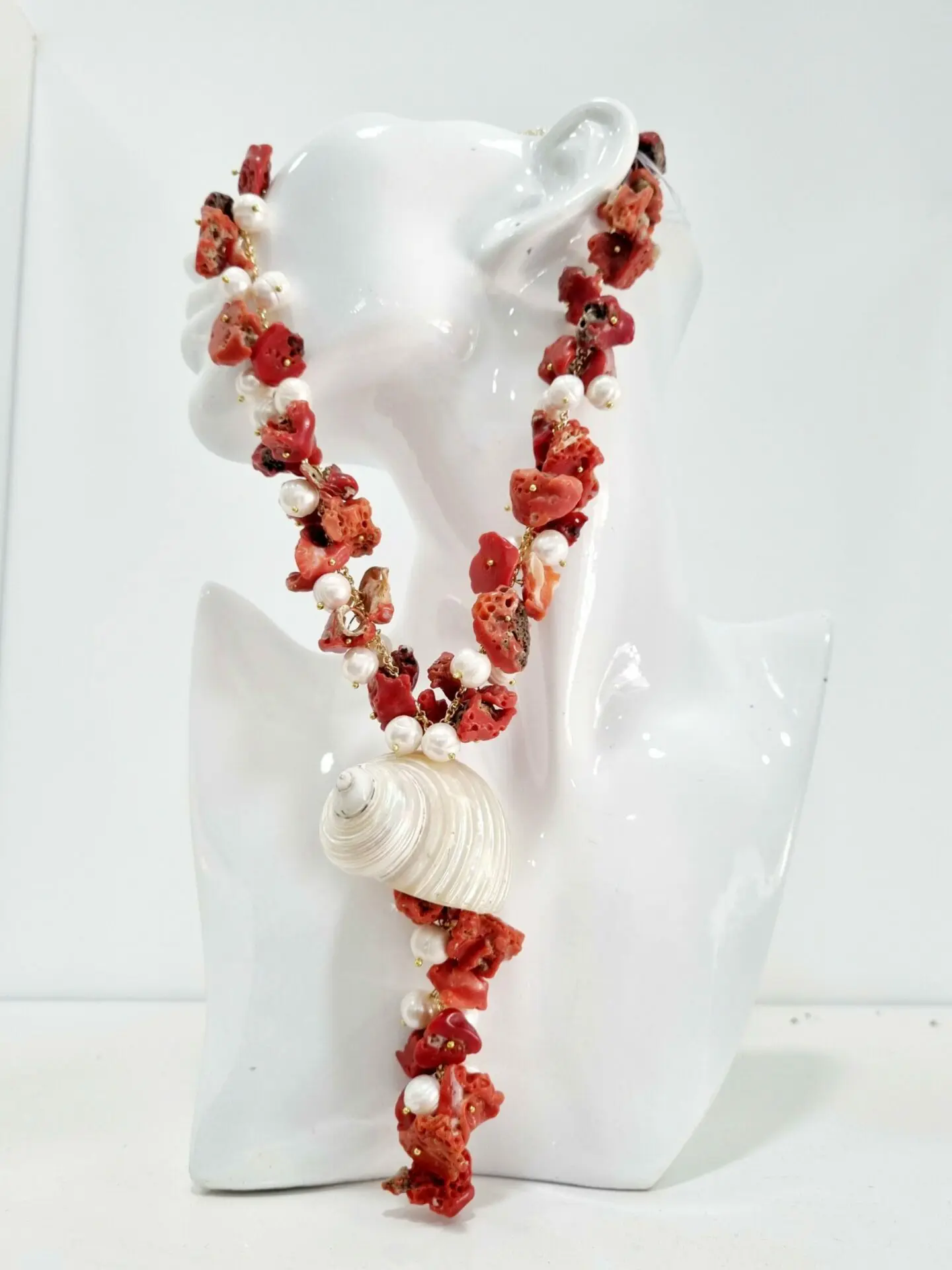 Collana girocollo con ciuffo realizzata artigianalmente con corallo, perle di fiume e conchiglia su catena in ottone.Lunghezza girocollo 46cmciondolo 10cm