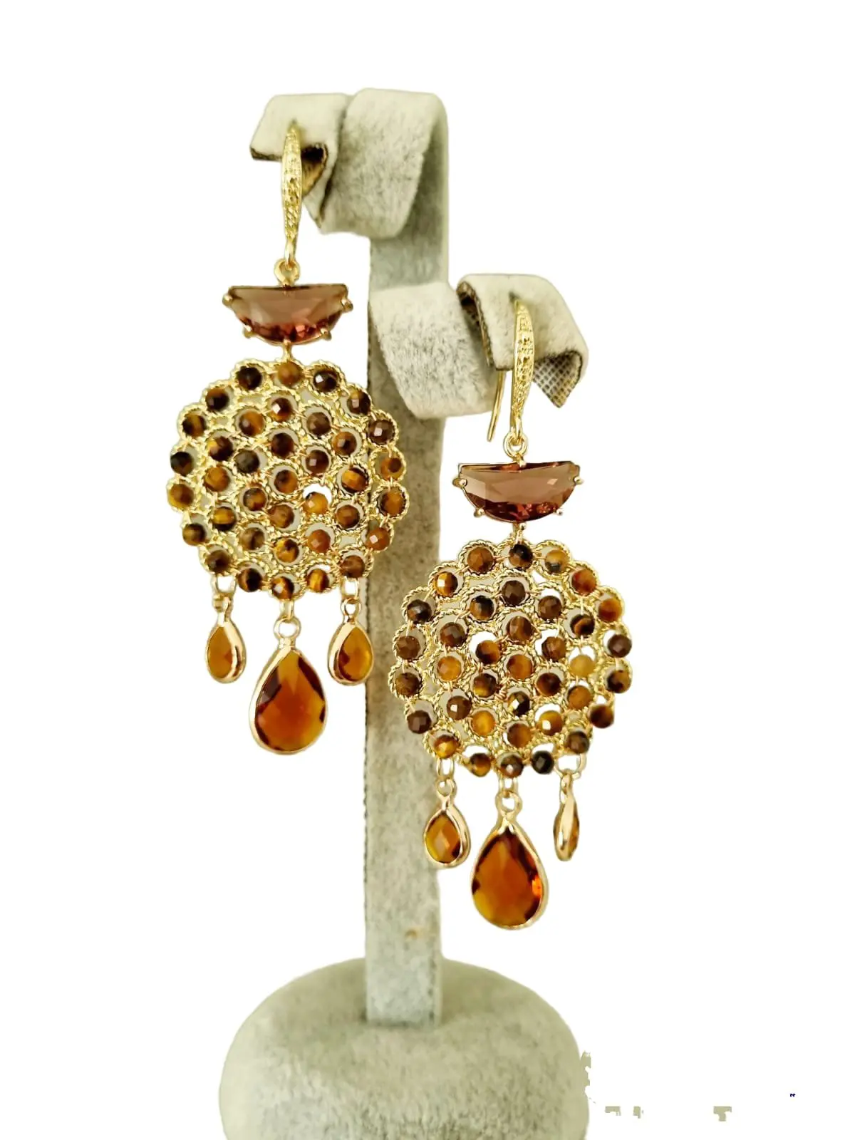 Ohrringe mit Tigerauge und Kristallen, umgeben von Messing. Gewicht 7,4 g. Länge 7,5 cm