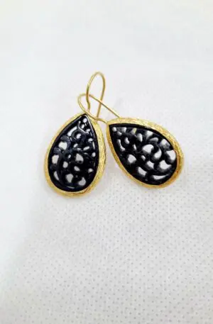 Earrings made with jade surrounded by brass. Color blackLength 3.5cmWeight 2.1gr
