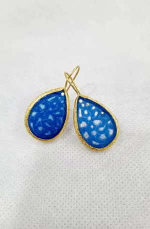 Earrings made with jade surrounded by brass. light blue colorLength 3.5cmWeight 2.1gr