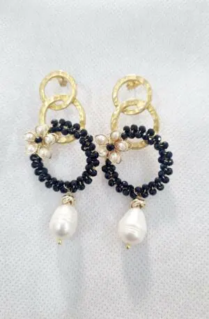 Handgefertigte Ohrringe aus Messing, Kristallen, Barockperlen und mallorquinischen Perlen. Länge 7 cm, Gewicht 8,6 g