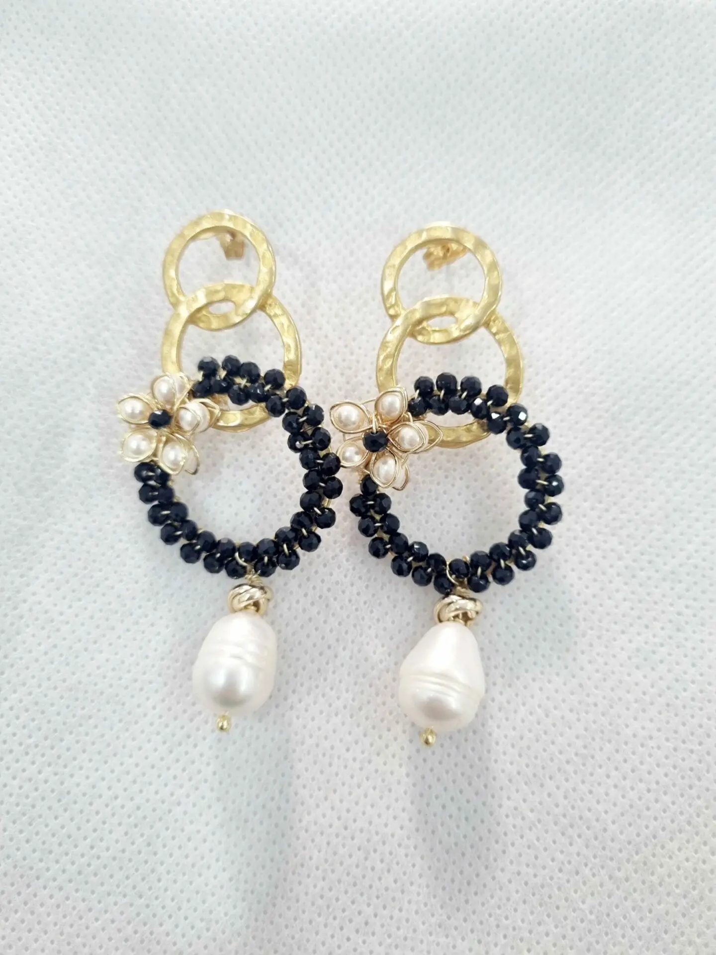 Handgefertigte Ohrringe aus Messing, Kristallen, Barockperlen und mallorquinischen Perlen. Länge 7 cm, Gewicht 8,6 g