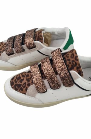 Sneakers ecopelle bianca con strappi glitter, linguetta maculata e retro verde. Suola antiscivolo.