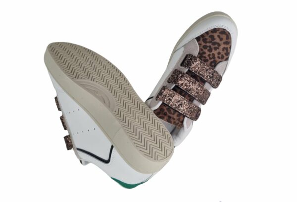White eco-leather sneakers with glitter tears, spotted tongue and green back. Non-slip sole.
