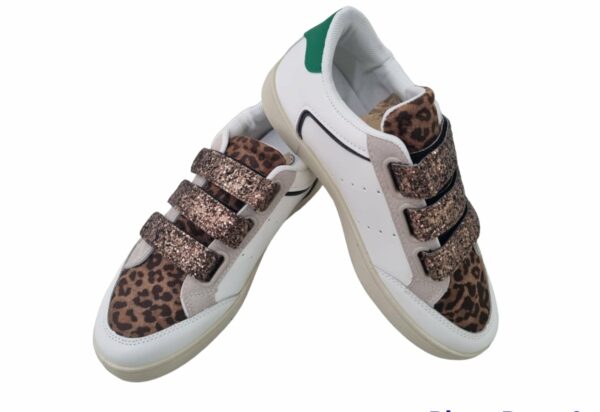 Sneakers ecopelle bianca con strappi glitter, linguetta maculata e retro verde. Suola antiscivolo.