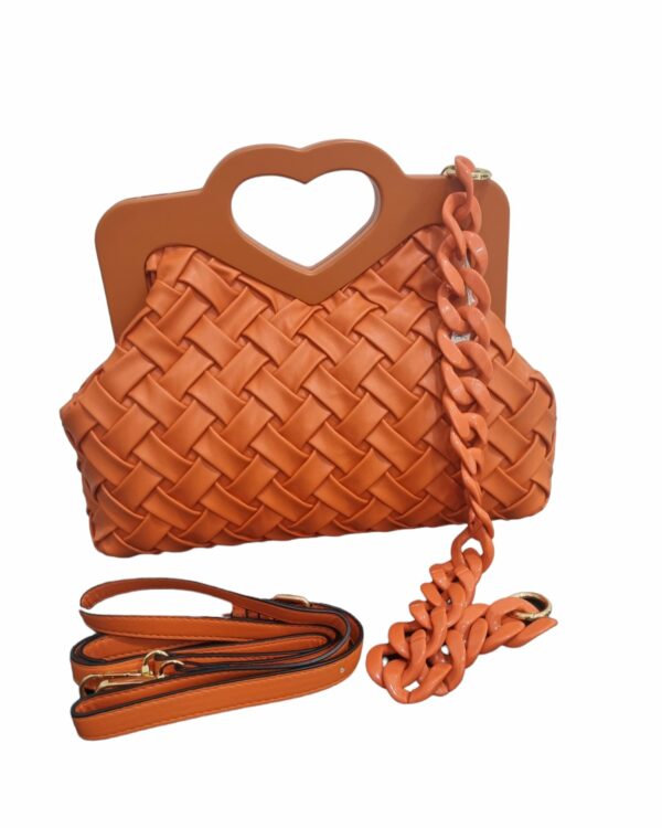 Bag in orange imitation leather, braided front and smooth back, heart handle and double shoulder strap: a long single colored one and a short one with resin chain. Lined interior with zip and open pockets. Measurements L29 B9 H 20