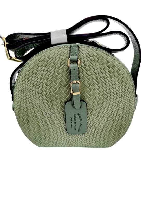 Shoulder bag in real leather woven on the front and back, made in Italy, single compartment in suede interior, zip opening. wide adjustable shoulder strap. sage green color measures H21 B 7 L17/24