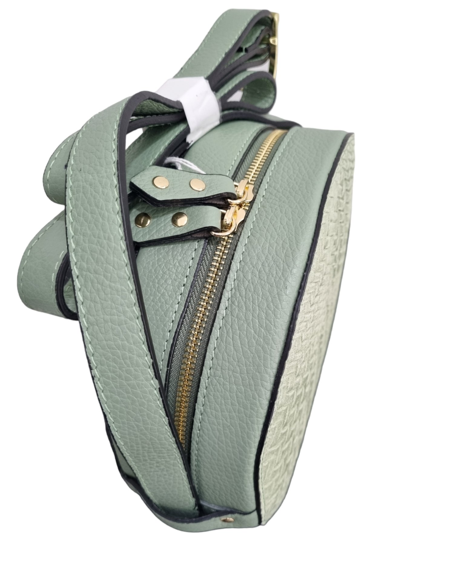 Umhängetasche aus echtem, auf der Vorder- und Rückseite gewebtem Leder, hergestellt in Italien, einzelnes Innenfach aus Wildleder, Reißverschlussöffnung. breiter verstellbarer Schultergurt. Salbeigrüne Farbe, Maße H21 B 7 L17/24