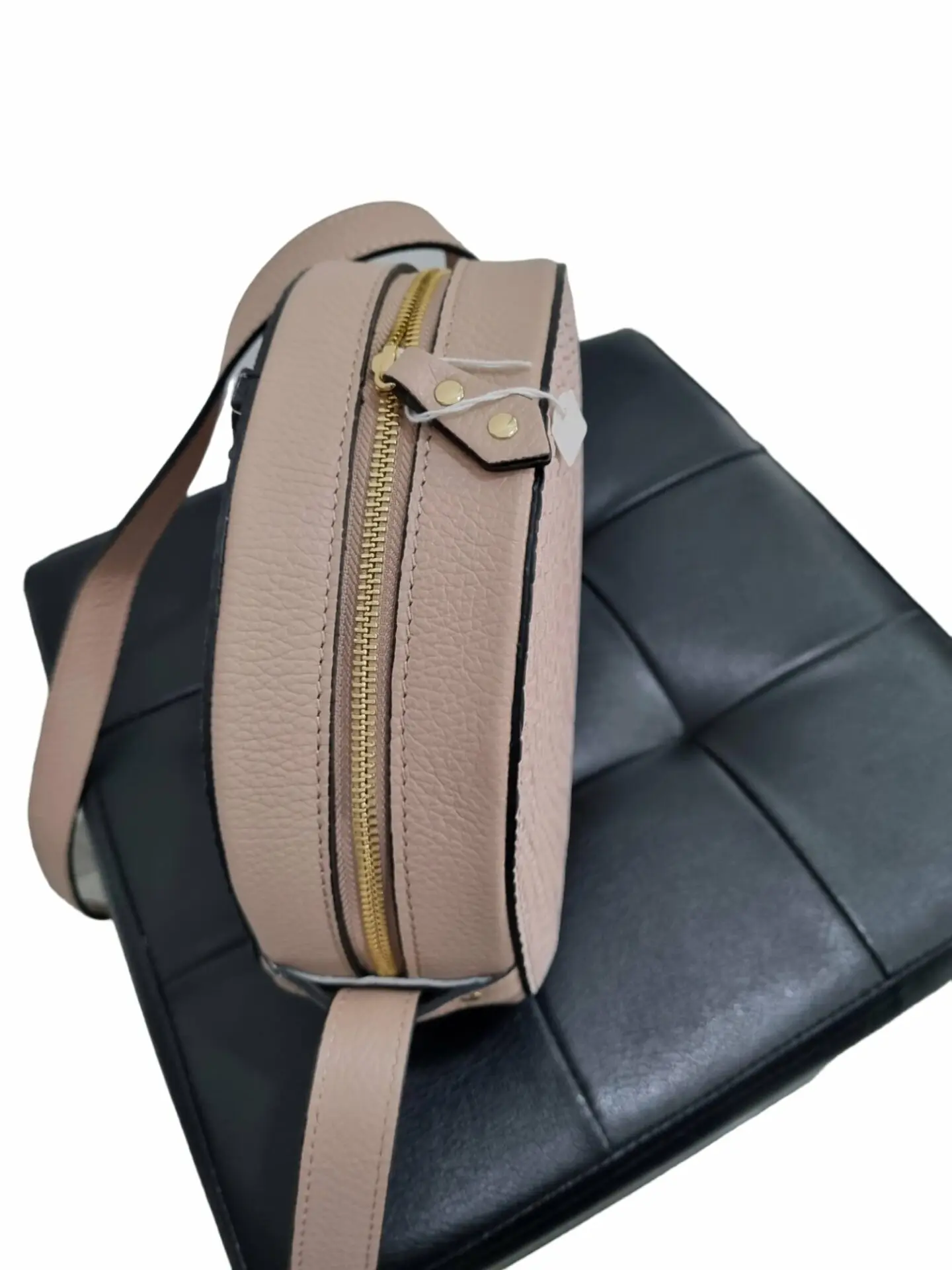 Shoulder bag in real leather woven on the front and back, made in Italy, single compartment in suede interior, zip opening. wide adjustable shoulder strap. color Cipriamisure H21 B 7 L17/24