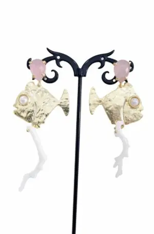 Boucles d'oreilles réalisées avec des poissons en laiton, du quartz rose et une branche de corail blanc.Longueur 8cmPoids 8,8gr