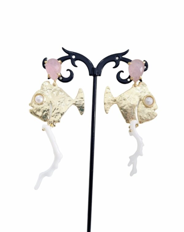 Boucles d'oreilles réalisées avec poisson en laiton, quartz rose et branche de corail blanc Longueur 8cm Poids 8,8g.