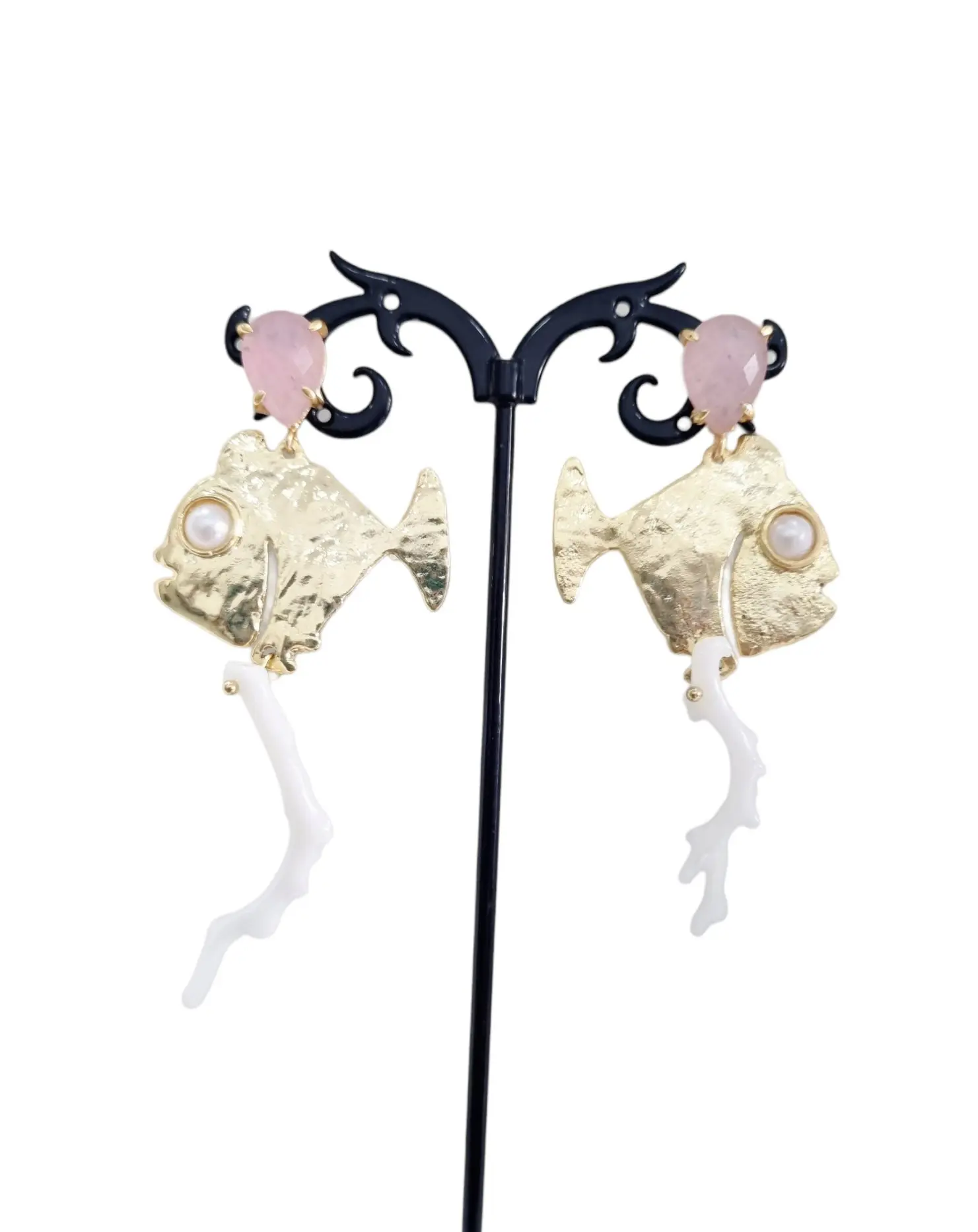 Boucles d'oreilles réalisées avec des poissons en laiton, du quartz rose et une branche de corail blanc.Longueur 8cmPoids 8,8gr