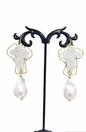 Ohrringe mit kleinen Engeln auf Kameen, montiert auf vergoldetem 925er Silber und Scaramzza-Perle. Geschlossener Hebelverschluss aus 925er Silber. Länge 6,5 cm. Gewicht 10 g