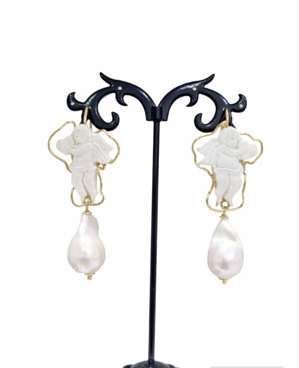 Earrings made with little angels sculpted on cameos mounted on gold-plated 925 silver and scaramzza pearl. 925 silver closed lever clasp. Length 6.5cm Weight 10g