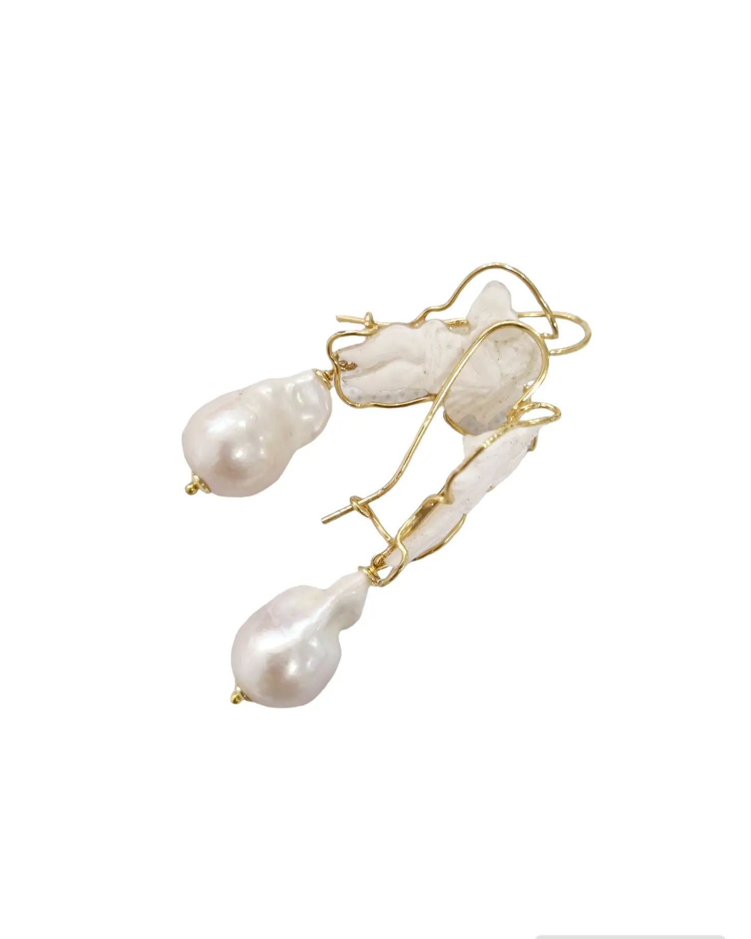 Earrings made with little angels sculpted on cameos mounted on gold-plated 925 silver and scaramzza pearl. 925 silver closed lever clasp. Length 6.5cm Weight 10g
