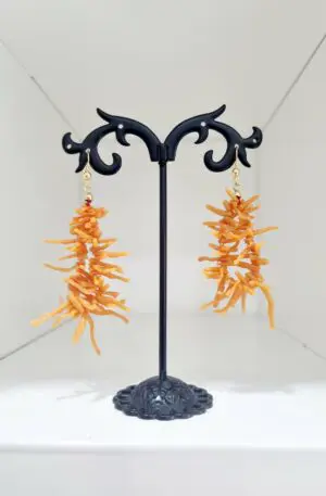 Ohrringe aus Zweigen aus orangefarbener Mittelmeerkoralle und vergoldetem 925er-Silberhaken. Länge 6 cm, Gewicht 7,8 g, Paar