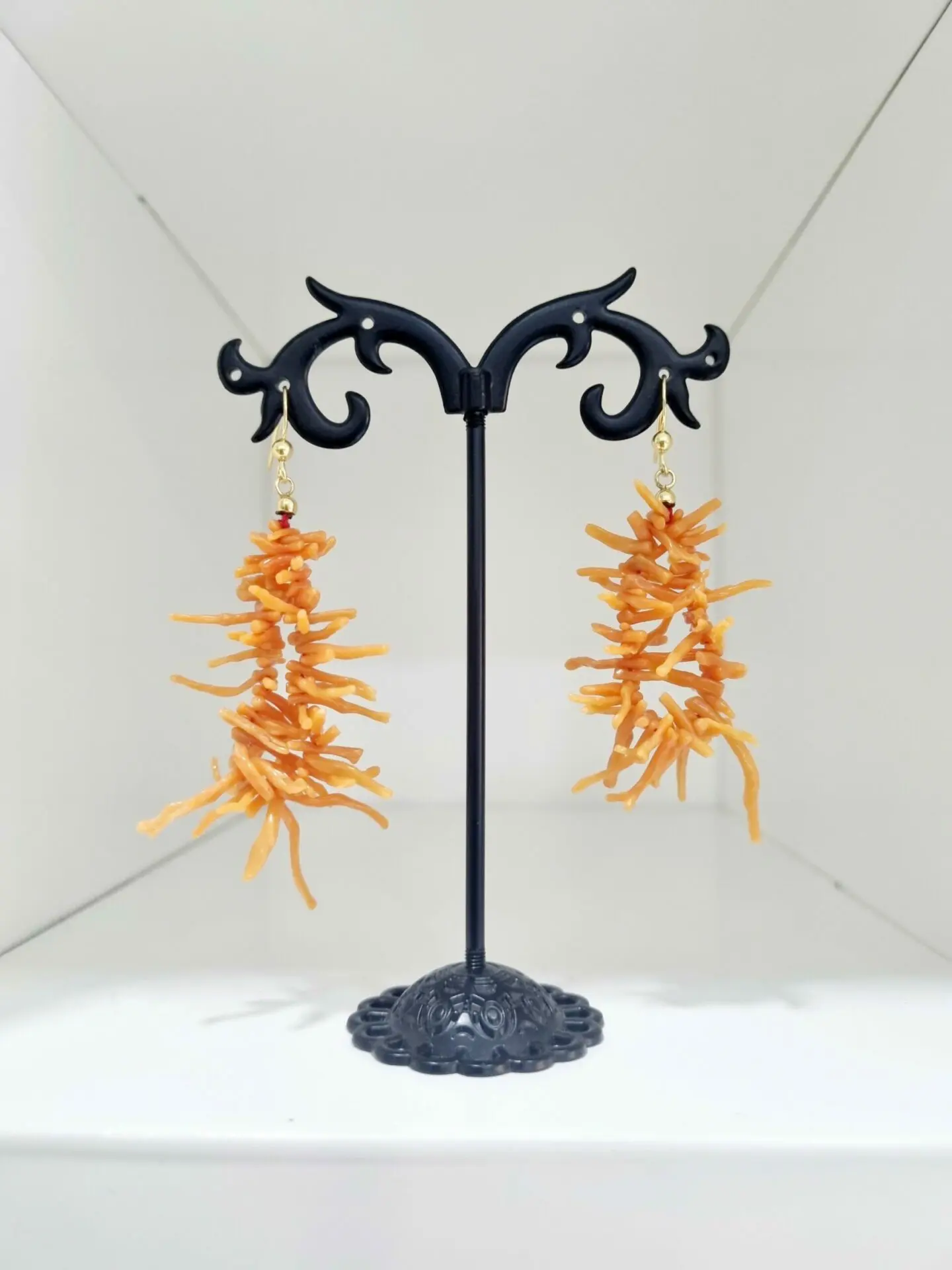Ohrringe aus Zweigen aus orangefarbener Mittelmeerkoralle und vergoldetem 925er-Silberhaken. Länge 6 cm, Gewicht 7,8 g, Paar