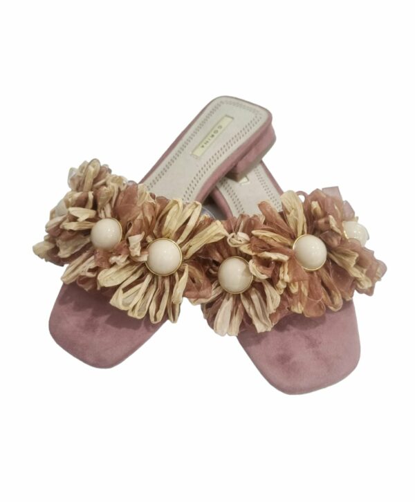 Velvet slippers with organza and raffia flowers, resin corolla. Comfort cushion, 2.5cm cleat and non-slip sole.