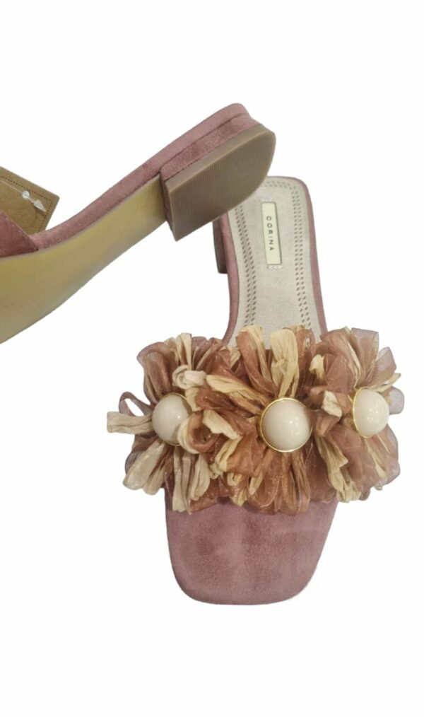 Velvet slippers with organza and raffia flowers, resin corolla. Comfort cushion, 2.5cm cleat and non-slip sole.