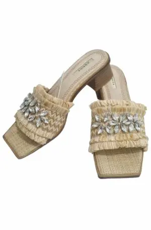 Raffiabast-Sandale mit Lichtpunkten, Rattanbasis, 4-cm-Stollen. Rutschfeste Sohle. Neutrale Farbe