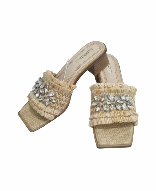 Raffia sandal with light points, rattan base, 4cm heel. Non-slip sole. Neutral colour