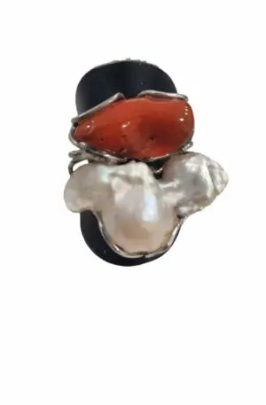 Adjustable ring mounted on 925 silver with scaramazza pearl and coral.