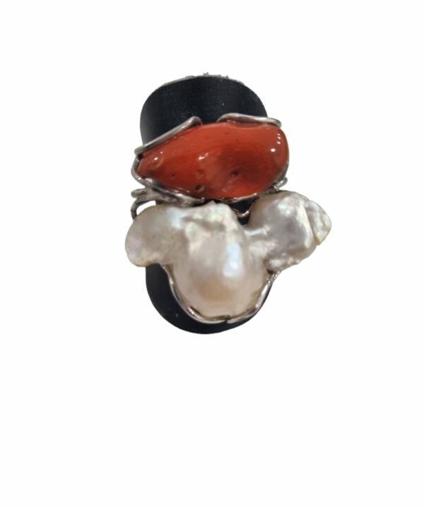 Anello regolabile montato su argento925 con perla scaramazza e corallo.