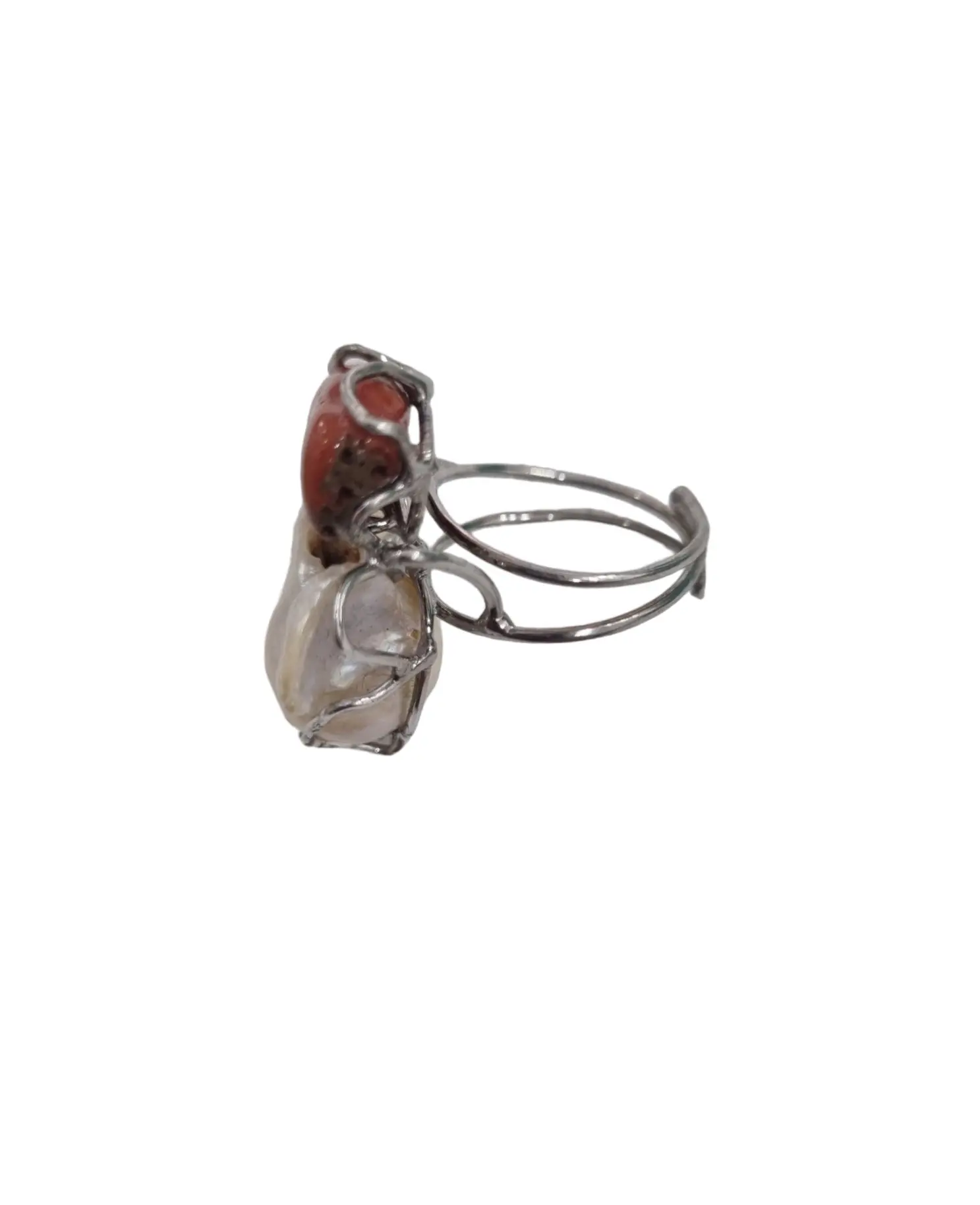 Anello regolabile montato su argento925 con perla scaramazza e corallo.