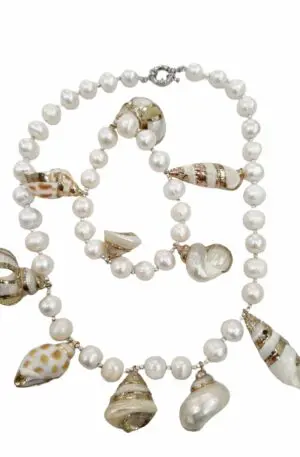 Set of choker necklace, elasticated bracelet and earrings made with freshwater pearls, shells with golden edges and hematite (925 silver earrings). Choker length 43cm Earring length 6cm Weight 4.8g