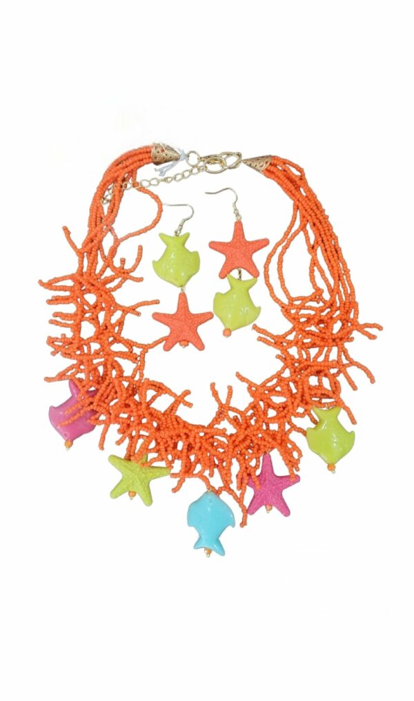 Conjunto de collar gargantilla y pendientes elaborados con microperlas de color naranja y estrellas y peces de resina Largo gargantilla 58cm Largo pendiente 8,5cm Peso pendiente 6,1g.