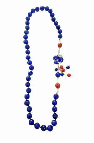 Halskette aus leuchtend blauem Achat und Korallenpaste, seitlich auf Messing montiertes Katzenauge. Länge 78 cm