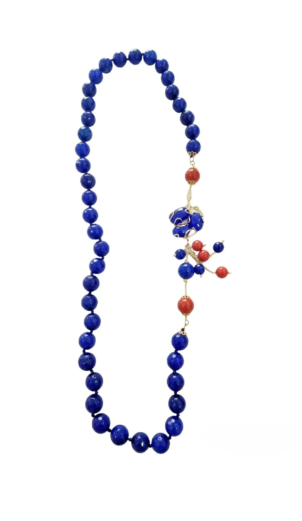 Collana realizzata con agata blu elettricoe pasta di corallo,laterale conocchio di gatto montato su ottone.
Lunghezza 78cm