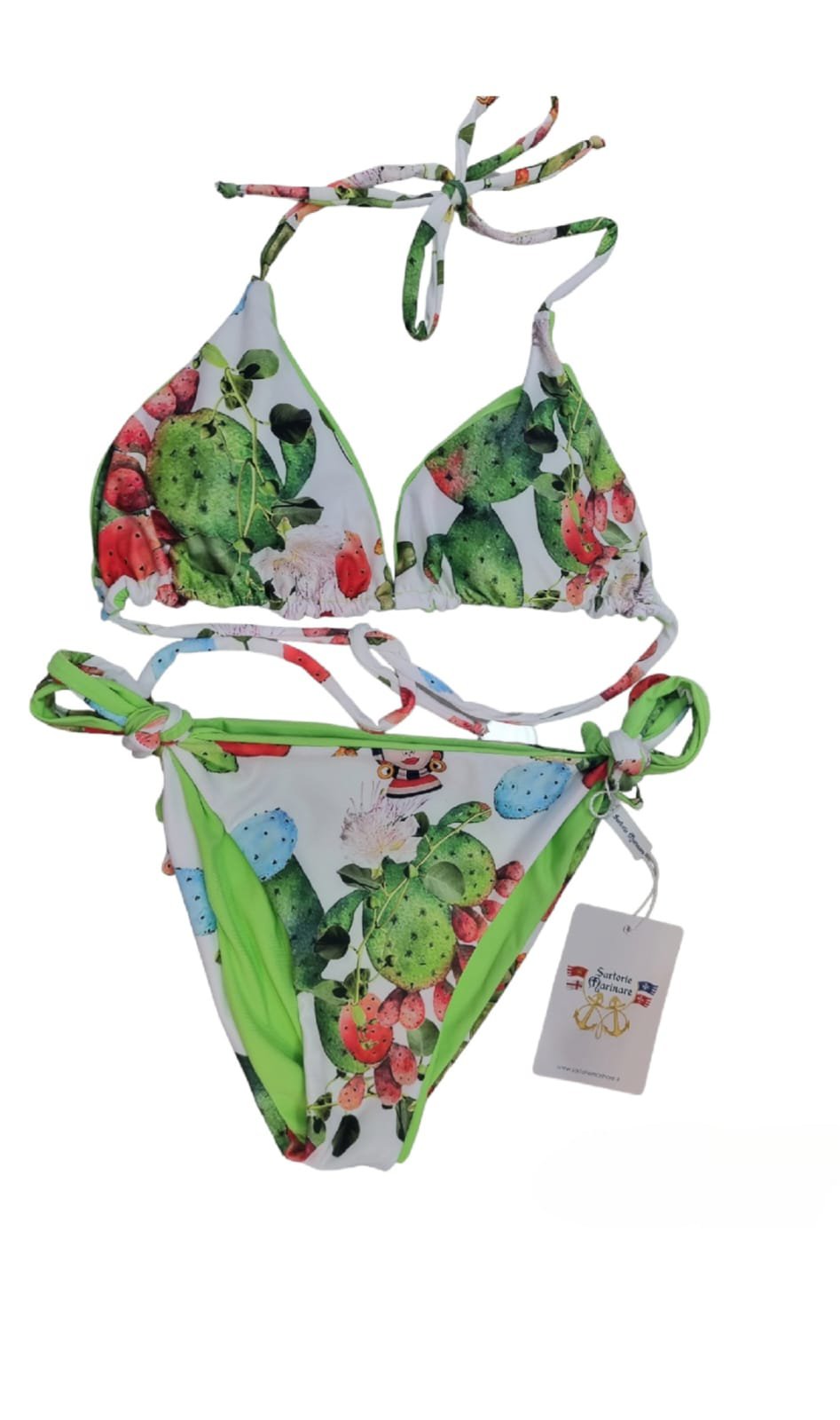 Costume bikini triangolo reversibile  in verde con slip regolabile con laccetti. Fantasia cactus e teste di moro