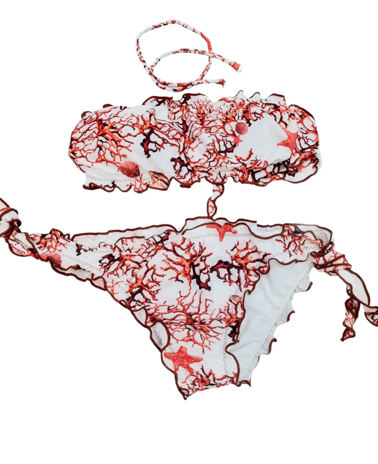 Bikini bandeau rembourré, possibilité de porter une bretelle, culotte réglable avec boucle motif corail rouge.