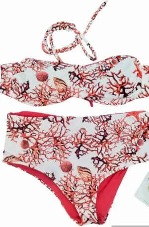 Bikini double face a fascia con possibilità di inserire i laccetti,slip coulotte .
Fantasia corallo e rosso
Taglia S
