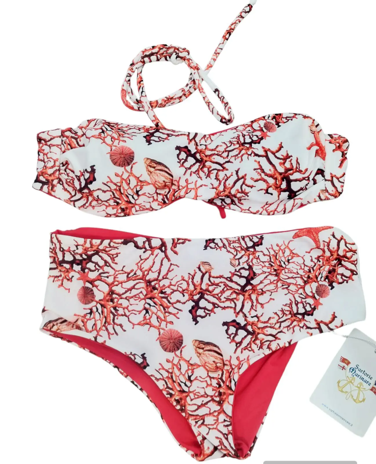 Bikini double face a fascia con possibilità di inserire i laccetti,slip coulotte .
Fantasia corallo e rosso
Taglia S