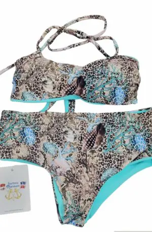 Bikini bandeau de doble faz con posibilidad de insertar cordones, braguita culotte con estampado de lunares coral y turquesa.