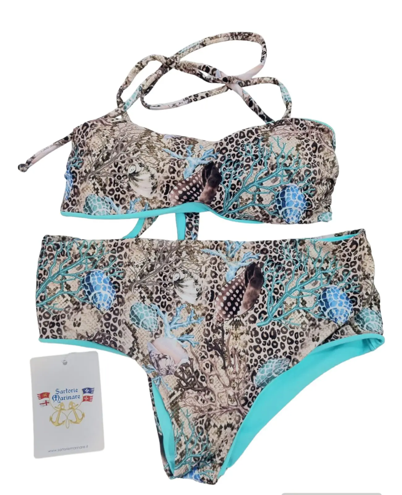 Bikini bandeau de doble faz con posibilidad de insertar cordones, braguita culotte con estampado de lunares coral y turquesa.