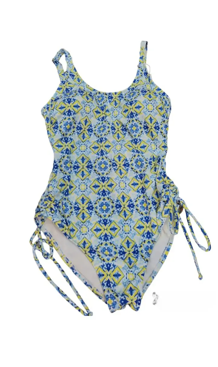One-piece swimsuit with removable cups, adjustable straps, opaque. Diamond pattern.